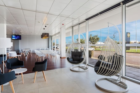 Sala de estar en el lobby. B&B Hotel Cantanhede Coimbra