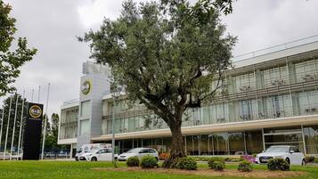 Vista frontal de la propiedad