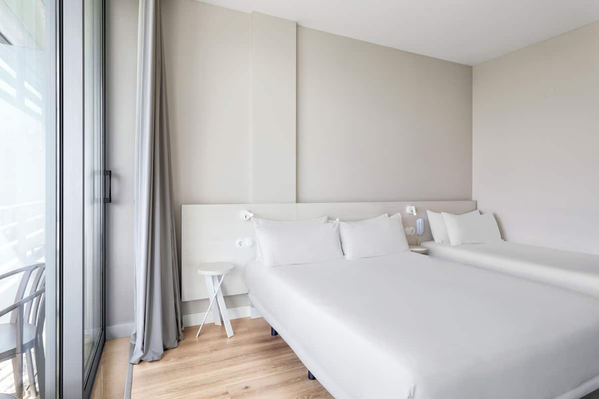 Familjerum | 1 sovrum, värdeförvaringsskåp på rummet, skrivbord och gratis wi-fi