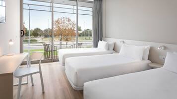 Habitación triple estándar | Caja de seguridad en la habitación, escritorio y wifi gratis