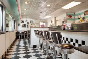 Bar (on property) - Travelodge by Wyndham Dunsmuir (Dunsmuir)