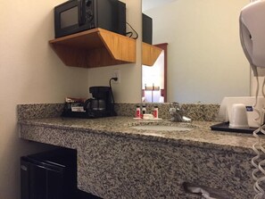 Private kitchen - Travelodge by Wyndham Dunsmuir (Dunsmuir)
