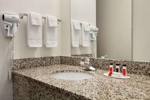Bathroom - Travelodge by Wyndham Dunsmuir (Dunsmuir)