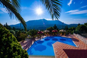 Pool - Mazourka (Ithaki)