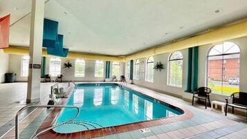 Kolam renang indoor dan kolam renang outdoor