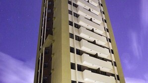 Un edificio moderno de gran altura, con múltiples balcones y un diseño arquitectónico actual.