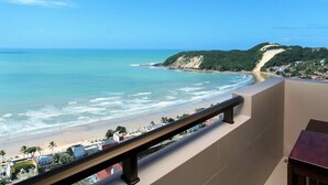 Un balcón con vista a la playa y al océano.