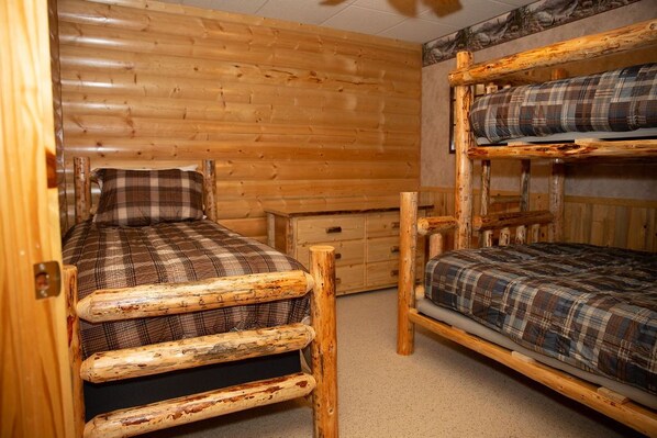 5 bedrooms, iron/ironing board, free WiFi, bed sheets
