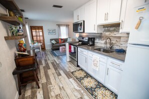 Kjøleskap, mikrobølgeovn, ovn og kokeplater