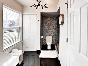 Suihku, hiustenkuivaaja, pyyhkeet, saippua