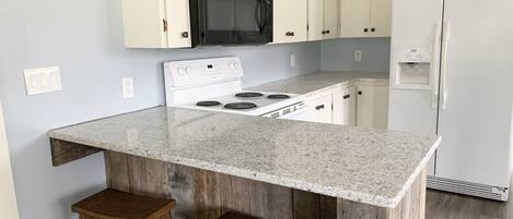 Een koelkast, een magnetron, een oven, een kookplaat