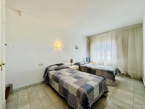 6 bedrooms, iron/ironing board, Internet, bed sheets