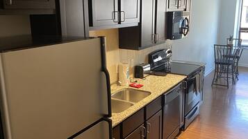 Micro-ondes, lave-vaisselle, cafetière/bouilloire