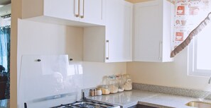 Refrigerador, microondas, placa de cocina, utensilios de cocina