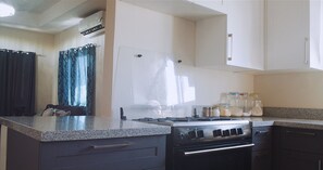 Comfort House | Private kitchen | Fridge, microwave, stovetop, cookware/dishes/utensils