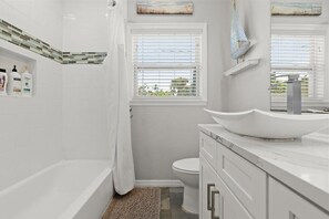 Douche, séchoir à cheveux, serviettes fournies, savon