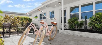 The Shore House! 1 Block to Beach and Dining