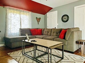 Smart TV, books, stereo, offices