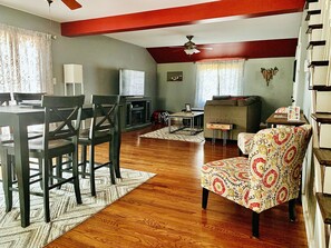 Smart TV, books, stereo, offices