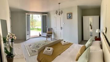 2 bedrooms, desk, iron/ironing board, travel crib