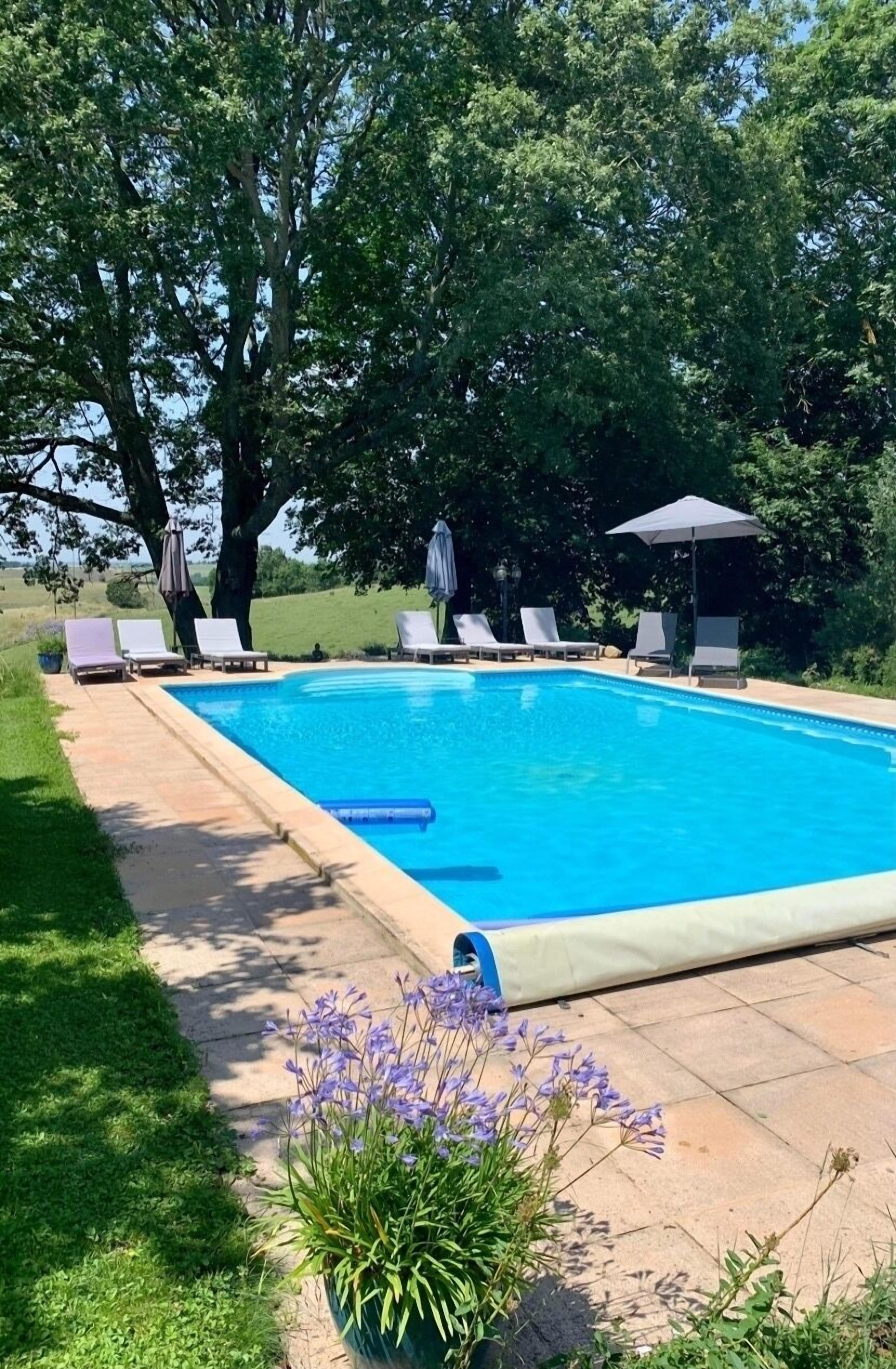 Een buitenzwembad en een verwarmd zwembad