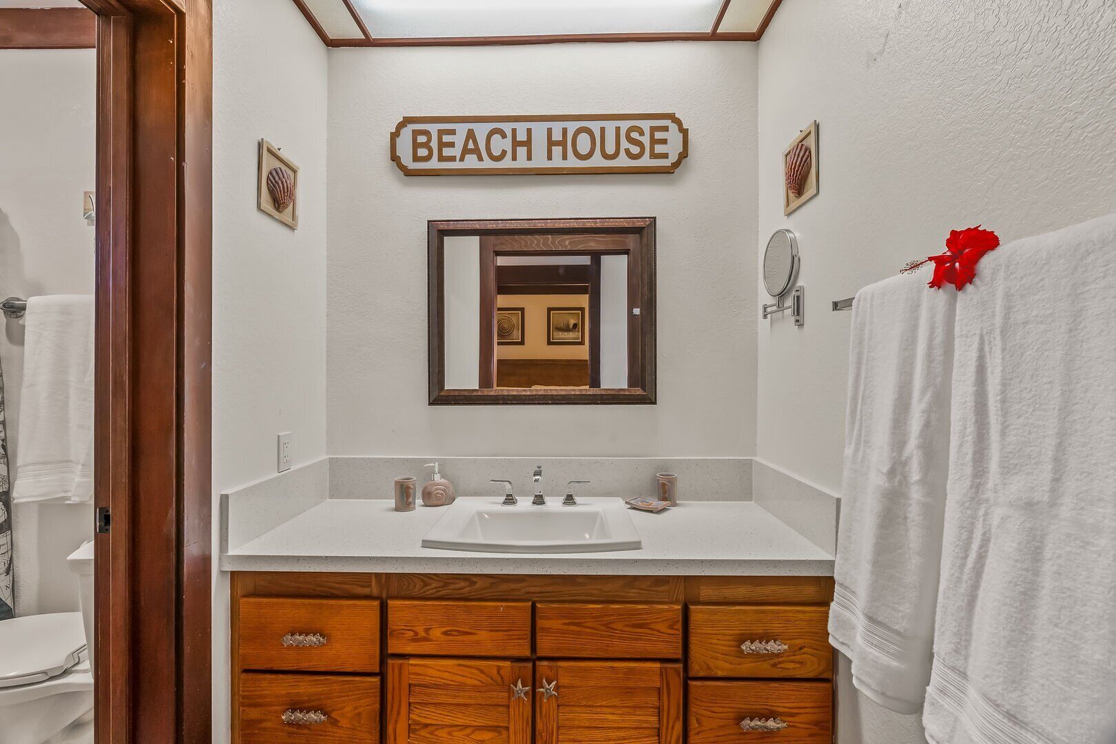 Combined shower/tub, hair dryer, towels