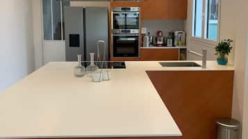 Een koelkast, een microgolfoven, een oven, een kookplaat