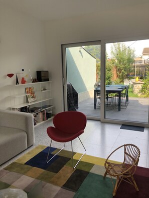 Smart TV, fireplace, video games, DVD player