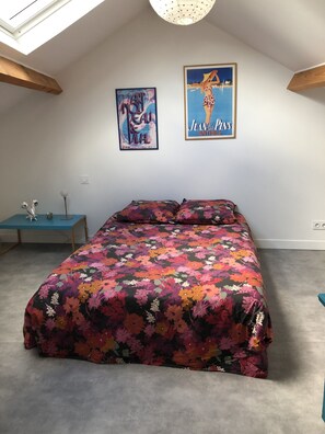 4 quartos, escrivaninha, ferros/tábuas de passar roupa, berço de viagem