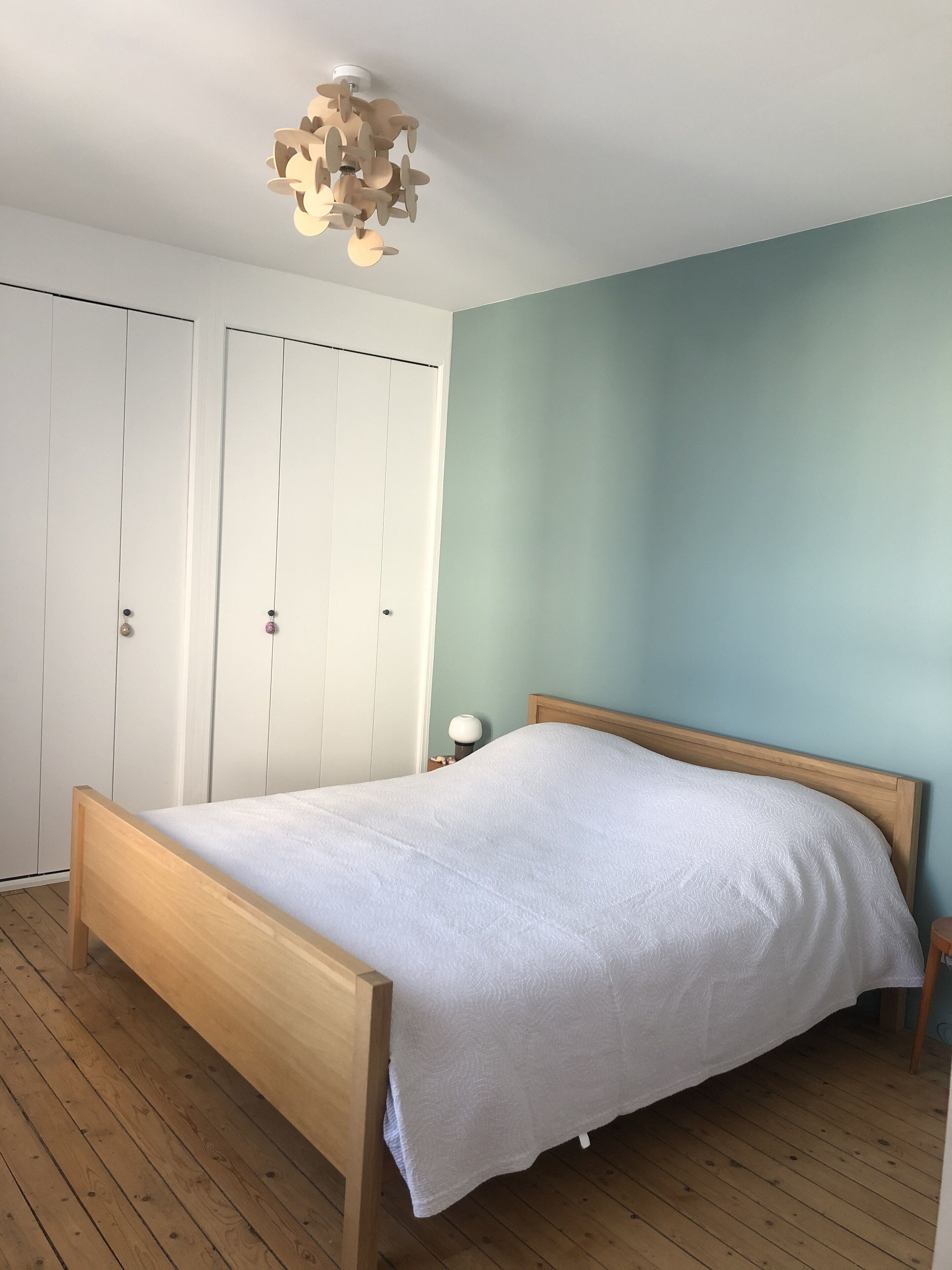 4 chambres, bureau, fer et planche à repasser, lit parapluie