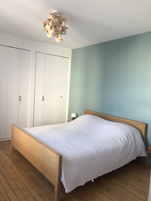 4 habitaciones, escritorio y tabla de planchar con plancha