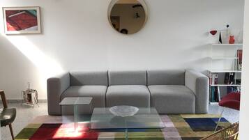 Smart-tv, een open haard, videospelletjes en een dvd-speler