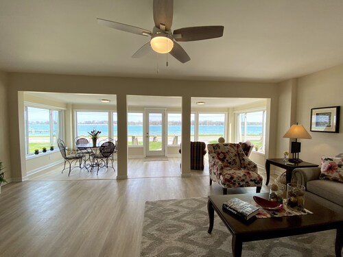 Graber's River Getaway! Awesome freighter views -great work from home location.