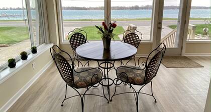 Graber's River Getaway! Awesome freighter views -great work from home location.