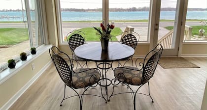 Graber's River Getaway! Awesome freighter views -great work from home location.