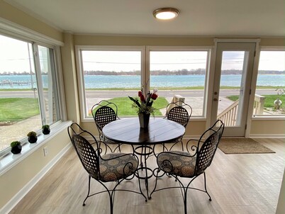 Graber's River Getaway! Awesome freighter views -great work from home location.