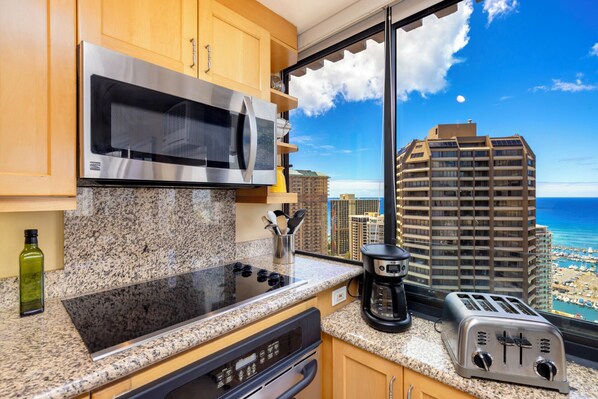 Kühlschrank, Mikrowelle, Ofen, Herdplatte