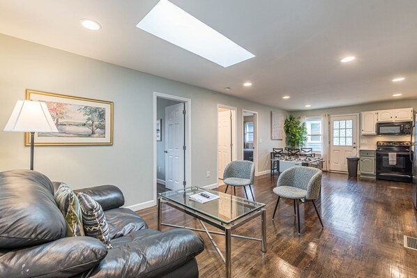 Interior - Welcome Home! 2BR with Driveway (Atlanta)