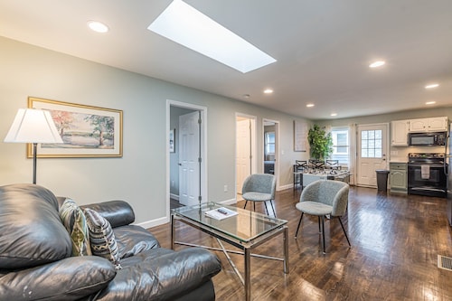 Welcome Home! 2BR with Driveway