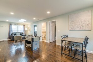 Game room - Welcome Home! 2BR with Driveway (Atlanta)