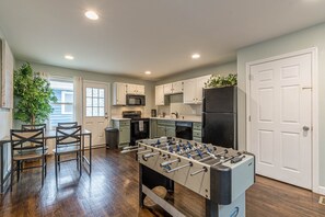 Køleskab, mikrobølgeovn, ovn, kogeplade