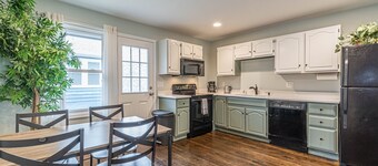 Welcome Home! 2BR with Driveway