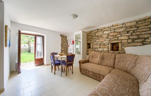 TV - 1 bedroom awesome home in Bale (Bale)