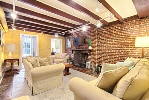 Apartment, 1 King Bed (Gordon Garden) | Living room