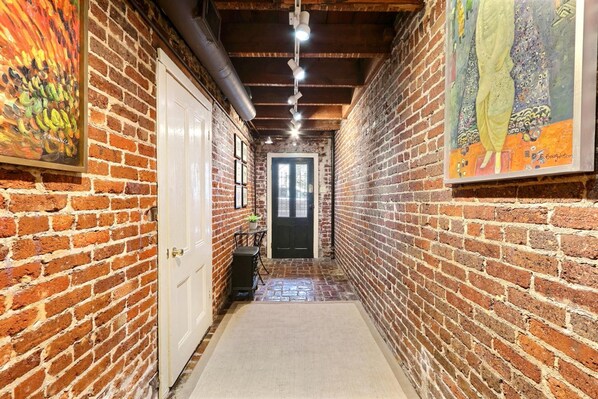 Apartment, 1 King Bed (Gordon Garden) | Interior