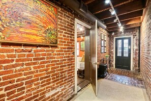 Apartment, 1 King Bed (Gordon Garden) | Interior