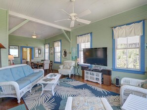 House, Multiple Beds (Seas the Day) | Living room - Seas the Day (Tybee Island)