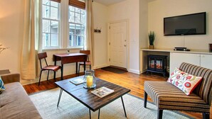 Apartment, Multiple Beds (Fountain View Cottage) | Living room - Fountain View Cottage (Savannah)