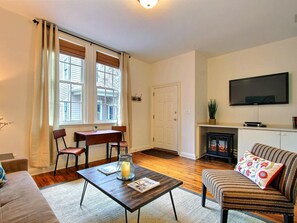 Apartment, Multiple Beds (Fountain View Cottage) | Living room - Fountain View Cottage (Savannah)