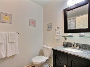 Apartment, Multiple Beds (Fountain View Cottage) | Bathroom - Fountain View Cottage (Savannah)